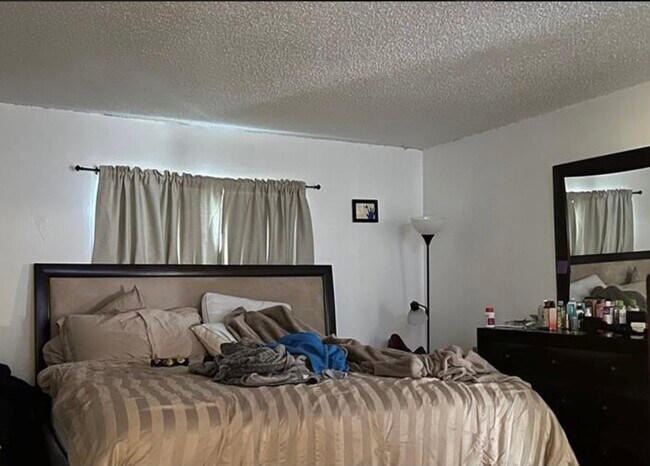 Building Photo - 7210 N Manhattan Ave