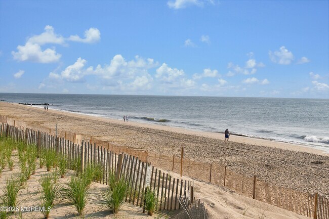 Building Photo - 512 Main Ave