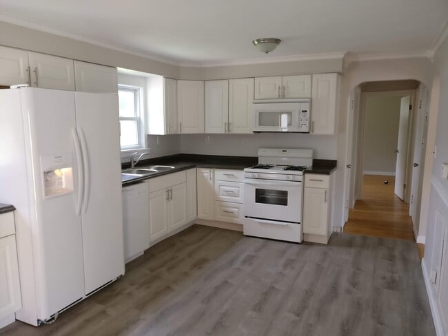 Building Photo - 4-Bedroom Home for Rent Summer 2026