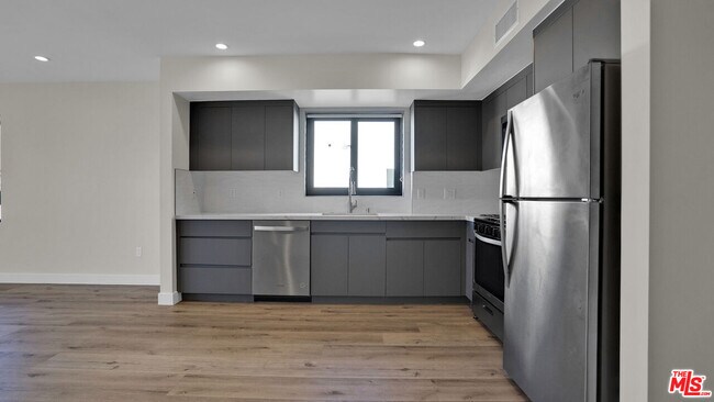 Building Photo - 846 S Mariposa Ave