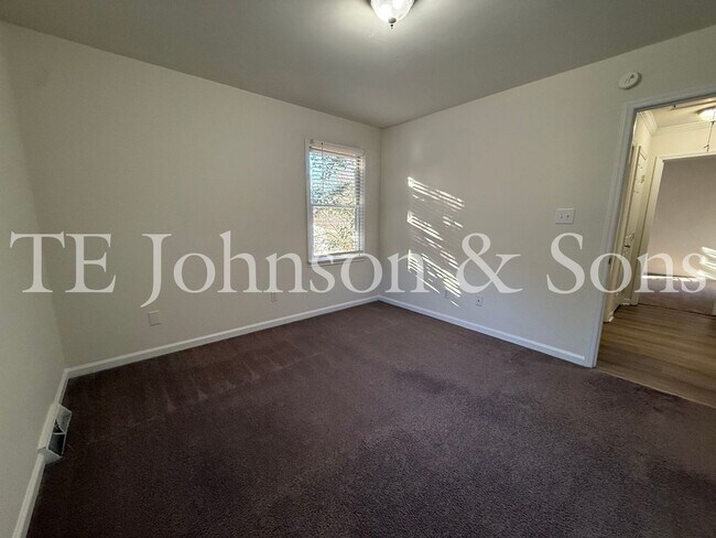 Building Photo - Charming 3-Bedroom Home with Rocking Chair Porch and Screened Back Patio