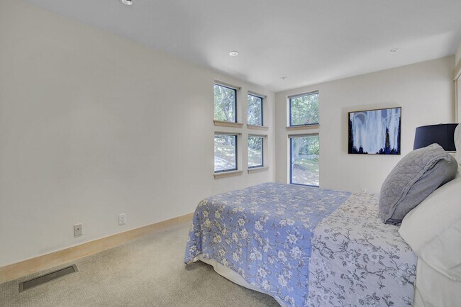 Building Photo - 319 Tappan Terrace
