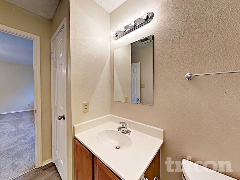 Building Photo - 8055 Chestnut Cedar Dr