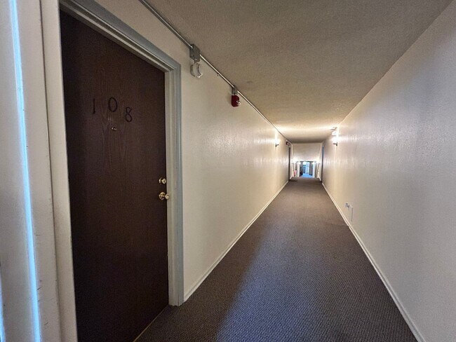 Building Photo - $0 DEPOSIT OPTION. STUNNING 2BED/1BATH CONDO IN HIGHLINE MEADOWS