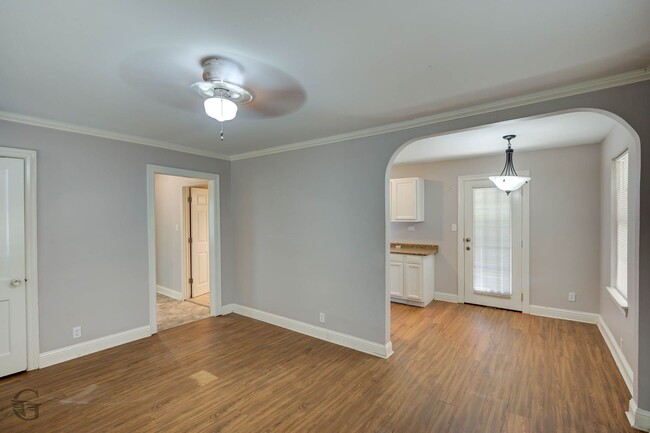 Building Photo - Shreveport - Charming 2-bedroom, 1-bath home