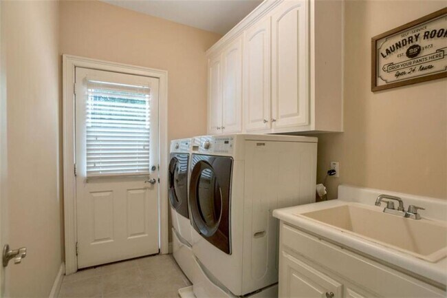 Building Photo - 415 Oxmoor Lake Dr