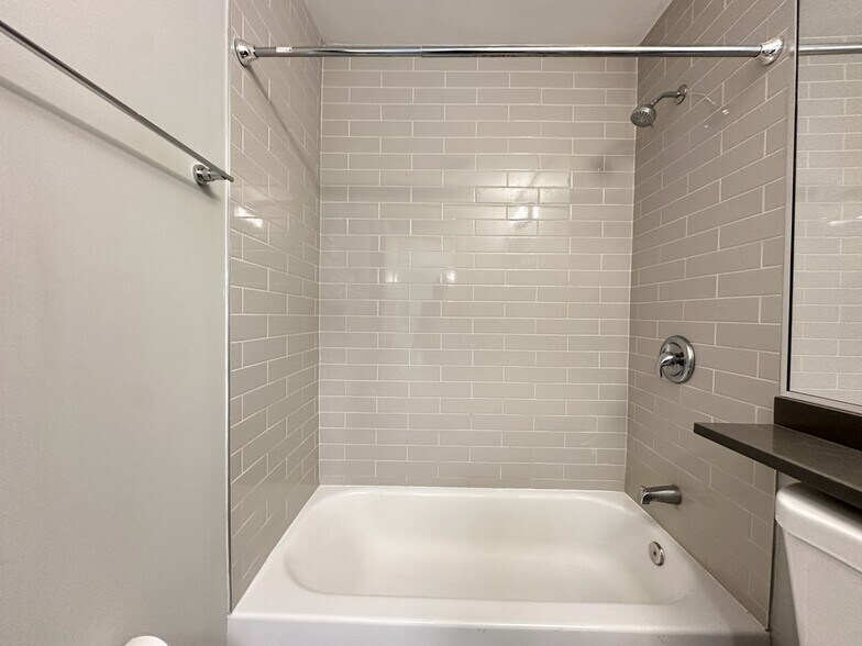 Building Photo - 533 W Surf St