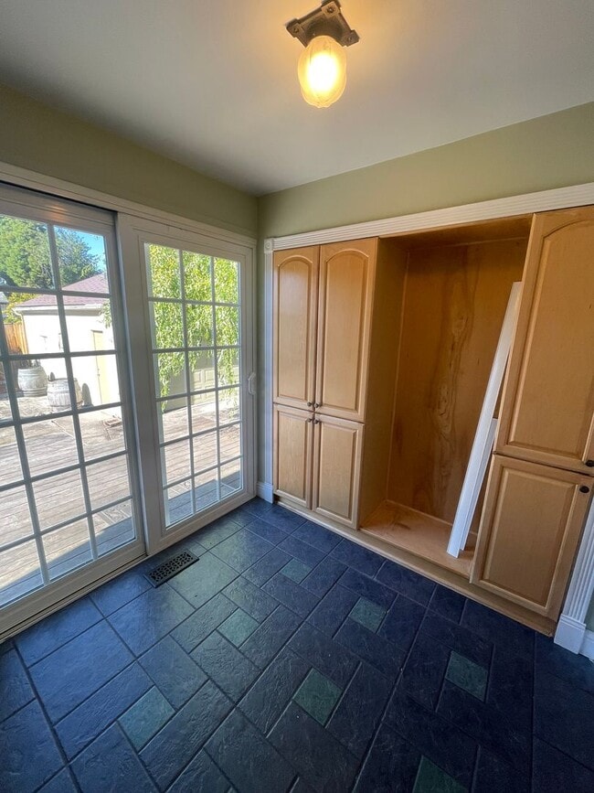 Building Photo - Stunning 3 bedroom/ 2 bath Victorian 2 sto...