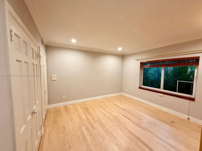 Building Photo - 1375 N Biscayne Point Rd