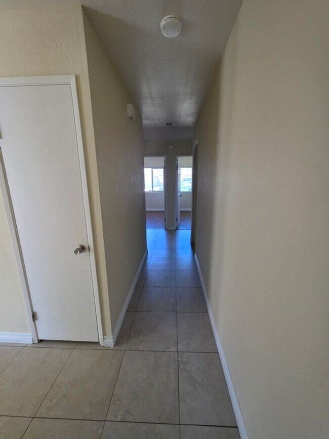 Building Photo - Close to Cal State