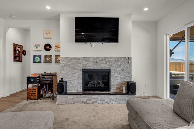 Building Photo - Beautiful Three Bedroom with Mountain V...