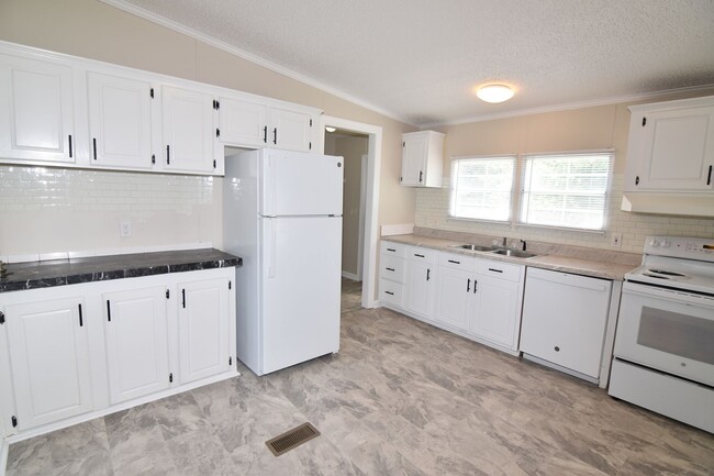 Building Photo - Spacious 3-Bed, 2-Bath Manufactured Home o...