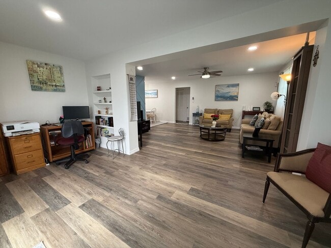 Building Photo - Updated 2 Bedroom 2 Bathroom House Available Mid-January