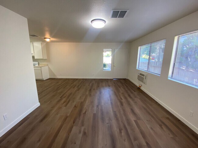 Building Photo - Downtown Duplex