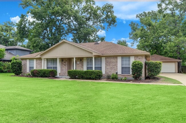 Building Photo - Spacious home on 1/3 of an acre w/ BONUS F...