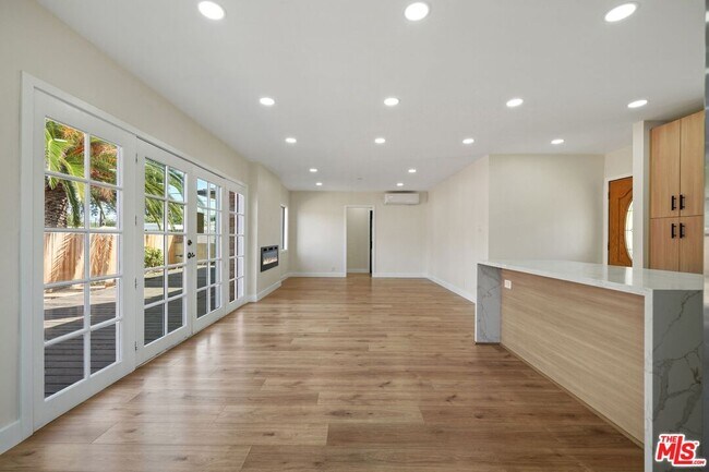 Building Photo - 21009 Saticoy St