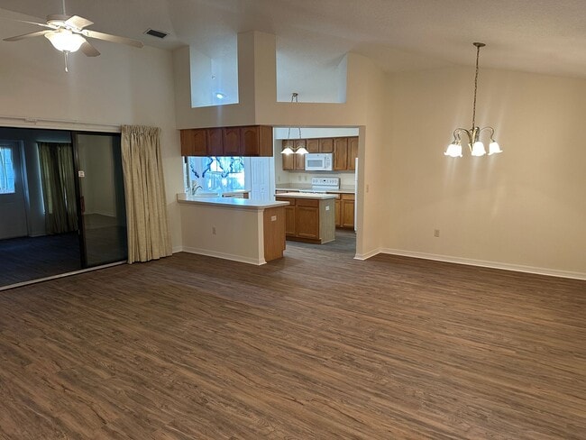 Building Photo - 4 Bedroom 3 Bath Single Family Home in The Groves of Baytree - Tavares Florida