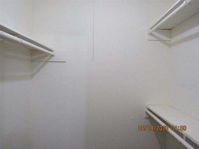 Building Photo - 17401 Red Oak Dr