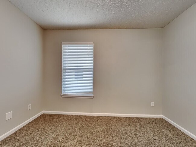 Building Photo - 4-bed, 2-bath home in Sheffield Oaks