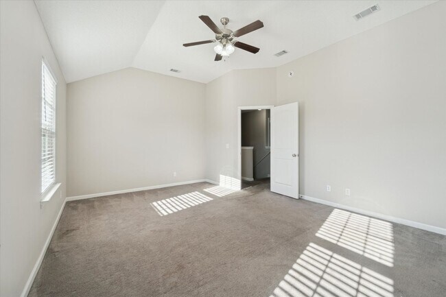 Building Photo - AVAILABLE NOW! (Pet Friendly)