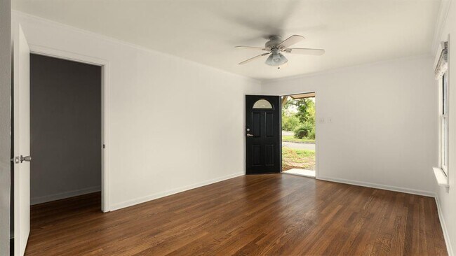 Building Photo - 206 E Skyview Rd
