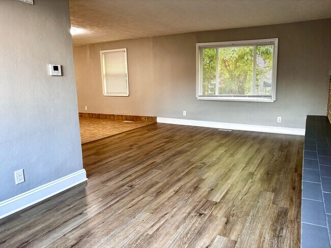 Building Photo - Spacious 3-Bed Townhome with Garage in Day...