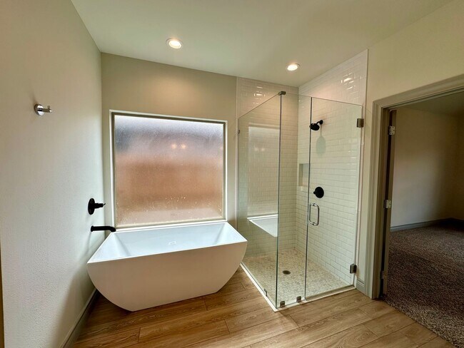 Building Photo - Self Showing - Beautiful 4 Bed 2 Bath - Co...