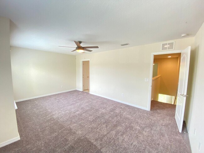 Building Photo - Beauiful Townhome in Tuscany Place. This is an end unit.  Brand new carpet. Ready to move in!