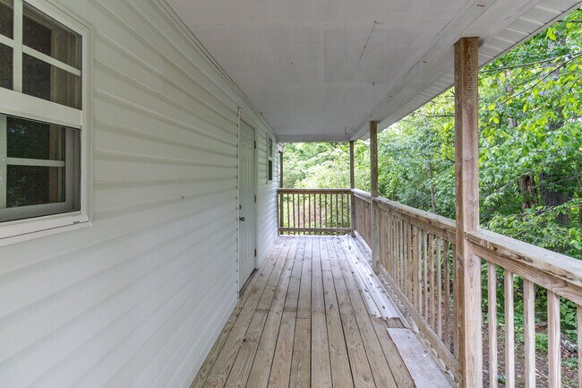 Building Photo - 513 Benton Cir