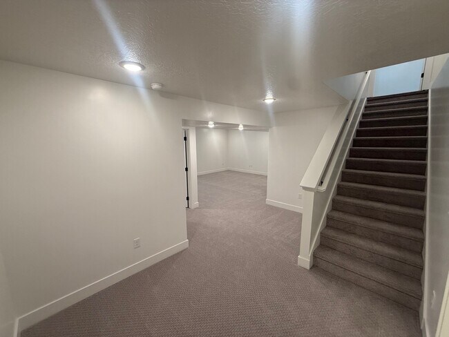 Building Photo - Mapleton TownHome