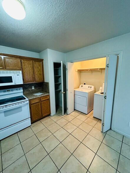 Building Photo - 402 Primrose Dr