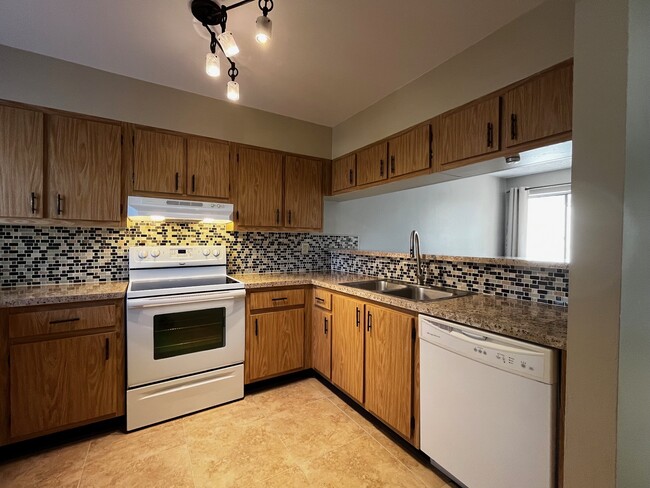 Kitchen showing tiled backsplash - 1694 SW Crossing Cir