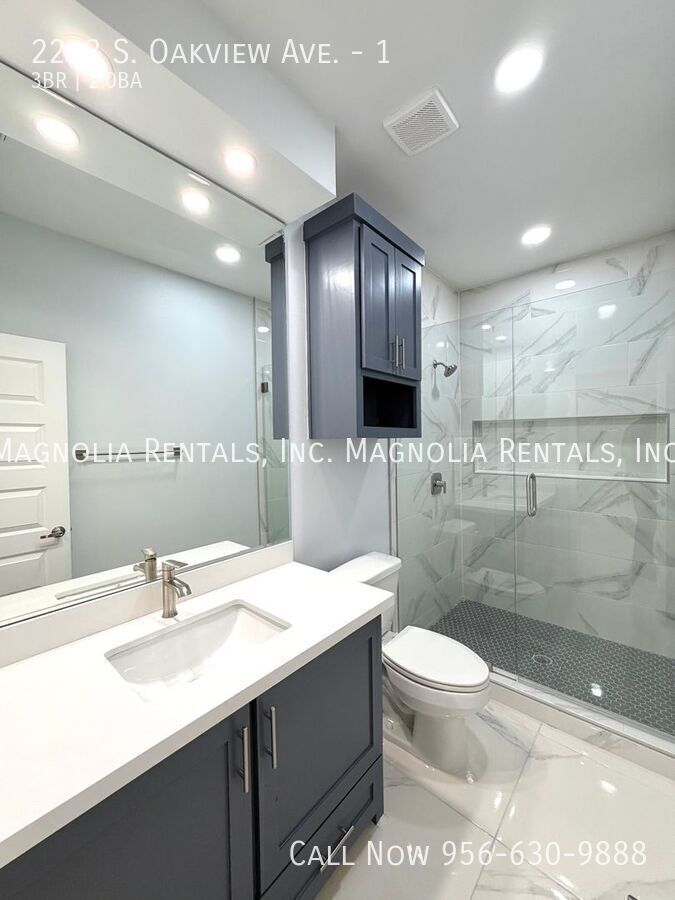 Building Photo - 2213 S Oakview Dr