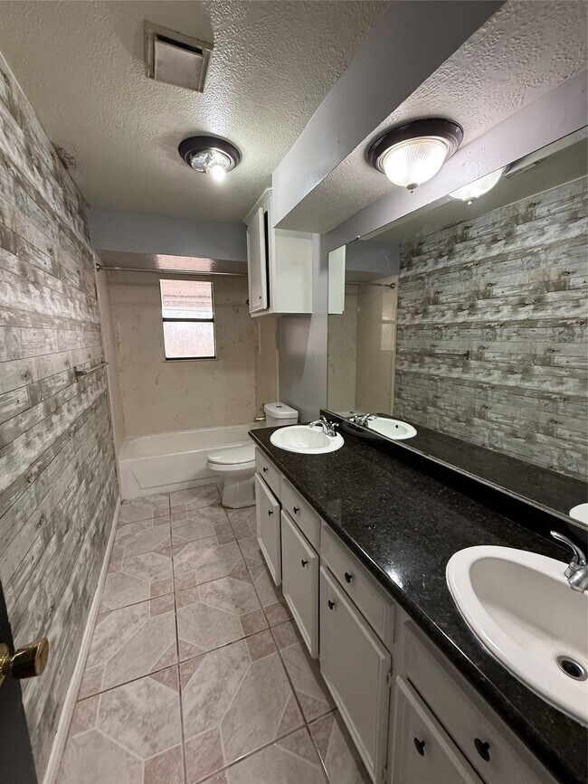 Building Photo - 11611 Stone Bridge Dr