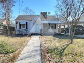Building Photo - Craftsman Style 2 Bd 1.5- Ba Single Family Home with carport in North Knox!