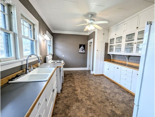 Building Photo - Craftsman style custom home in downtown La Grande