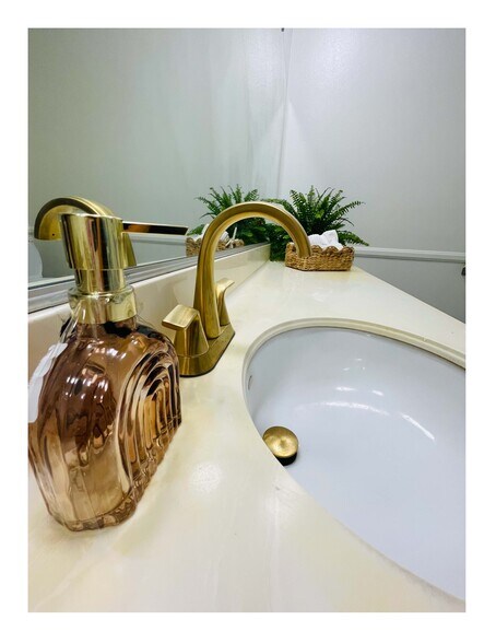 Guest bath updated fixtures - 1718 Sinaloa Rd