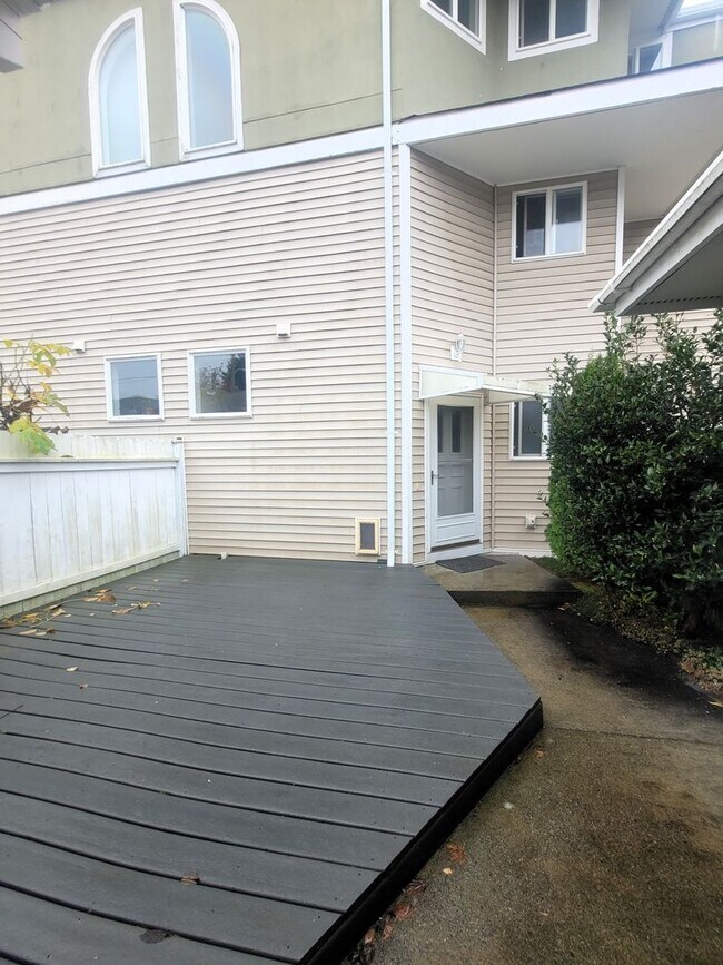 Building Photo - Bayview Townhouse Condo in Blaine with Gar...