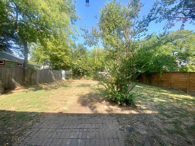 Building Photo - 4 Bedroom in Hyde Park!  Prelease for Augu...