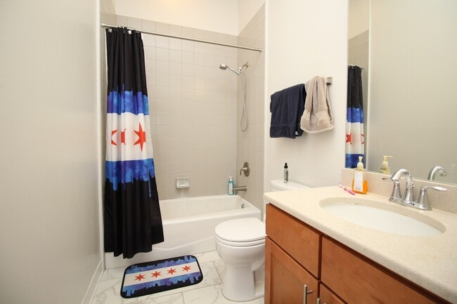 Building Photo - 1540 W Fullerton Ave