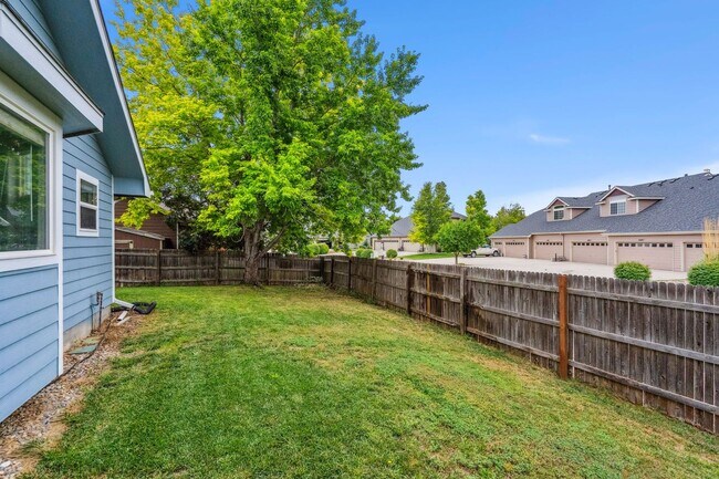 Building Photo - Stylish living in this modern 3 bed 2 bath...