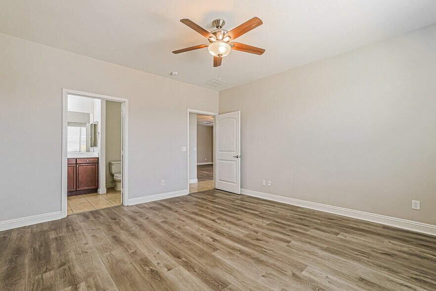 Building Photo - 1655 W Paisley Dr