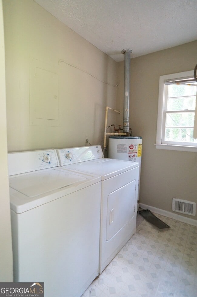 Building Photo - 435 S Barnett Shoals Rd