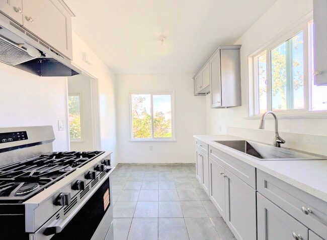 Building Photo - 865 N Glassell St