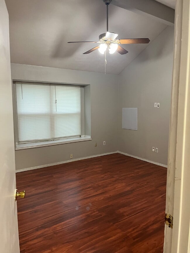 Building Photo - "Spacious 3-Bedroom Oasis with 2 Full Bath...