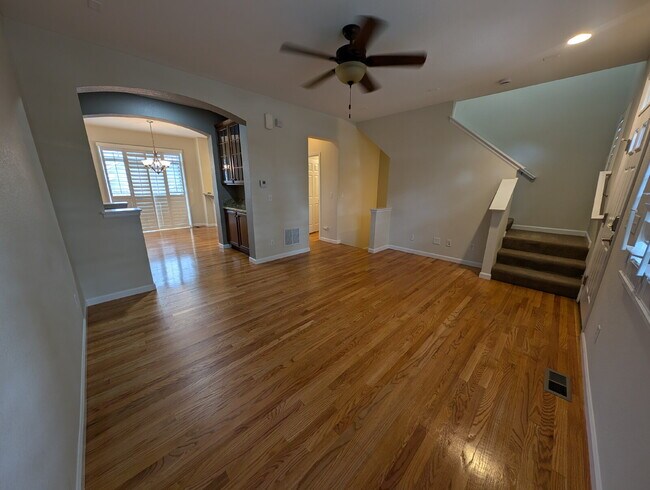 Building Photo - Great Lowry Townhome!