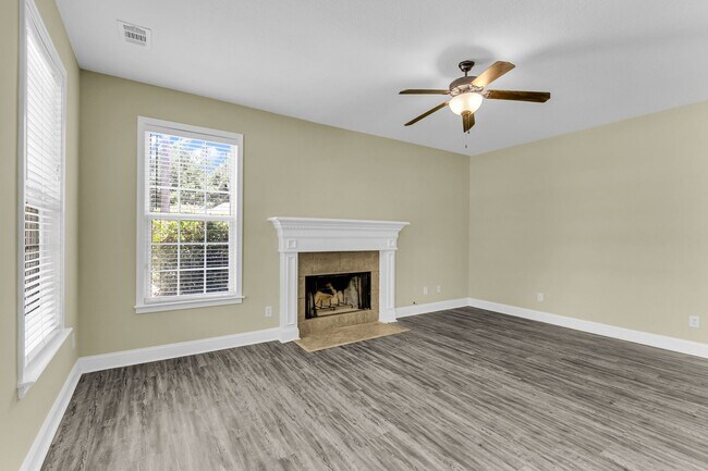 Building Photo - 4 Bedroom 2.5 Bathroom single family home ...