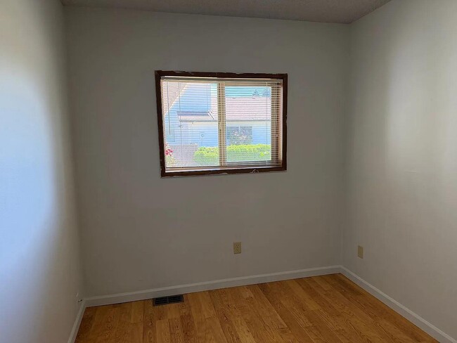 Building Photo - 1422 Lawnridge Ave