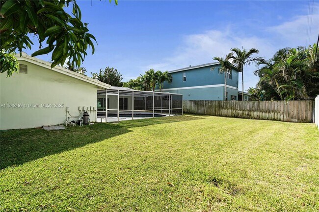 Building Photo - 565 NE Olive Way