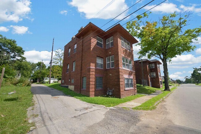 Building Photo - 1104-1106 Oakwood Ave